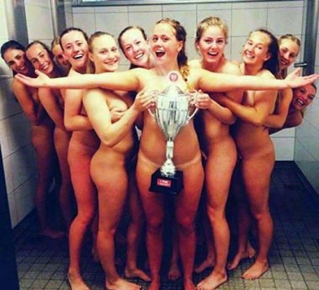 Handbalistele CAMPIOANE au pozat GOALE cu trofeul (FOTO) 2 handbaliste.jpg