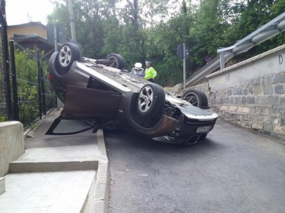 Brașov. Mașină răsturnată pe strada Crișan (FOTO) 5 masina1_211841.jpg