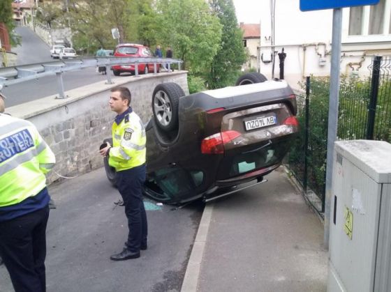 Brașov. Mașină răsturnată pe strada Crișan (FOTO) 4 masina2_211840.jpg