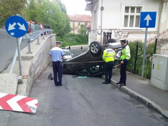 Brașov. Mașină răsturnată pe strada Crișan (FOTO) 3 masina3_211839.jpg