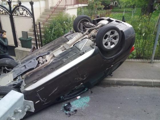 Brașov. Mașină răsturnată pe strada Crișan (FOTO) 2 masina5_211837.jpg