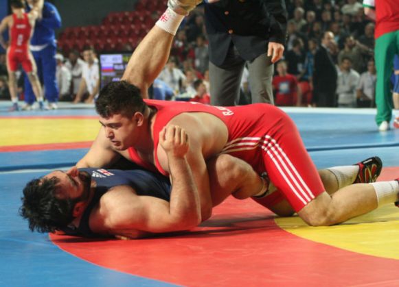 Un luptător ucrainean și un fotbalist brazilian vor deveni cetățeni români 2 yevhenii_213033.jpg