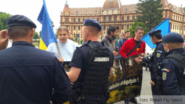 EXCLUSIV. BRAȘOVENII protestează împotriva tăierilor ilegale și abuzive. Îmbrânceli cu jandarmii pe Strada Republicii 2 2_214434.jpg