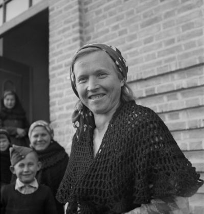 A-Polish-woman-at-Red-Cross-camp-in-Tehran.-610x640_213711.j