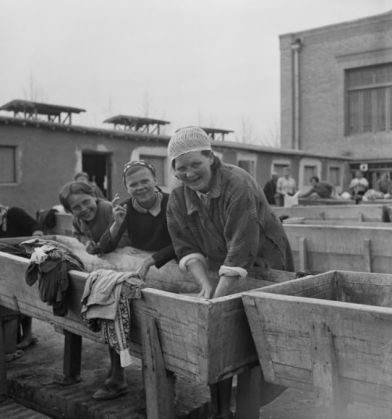Polish-women-do-laundry-at-a-Red-Cross-camp.-598x640_213715.