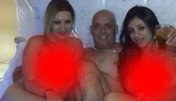 Arbitru, în pielea goală alături de două dame de companie (FOTO) 2 arbitru1.jpg