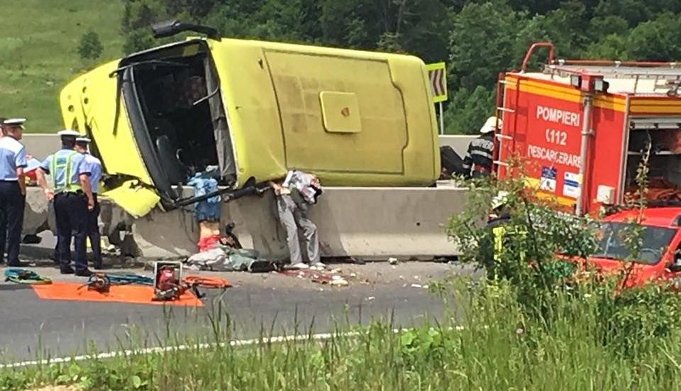 UPDATE. PLAN ROŞU în judeţul Braşov! Patru morţi şi doi răniţi grav, după răsturnarea unui autocar! Atenție, imagini care vă pot afecta emoțional! 2 persani.jpg