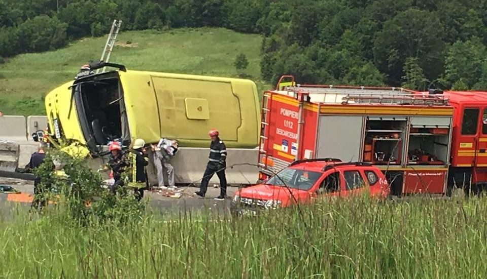 UPDATE. PLAN ROŞU în judeţul Braşov! Patru morţi şi doi răniţi grav, după răsturnarea unui autocar! Atenție, imagini care vă pot afecta emoțional! 3 persani2.jpg