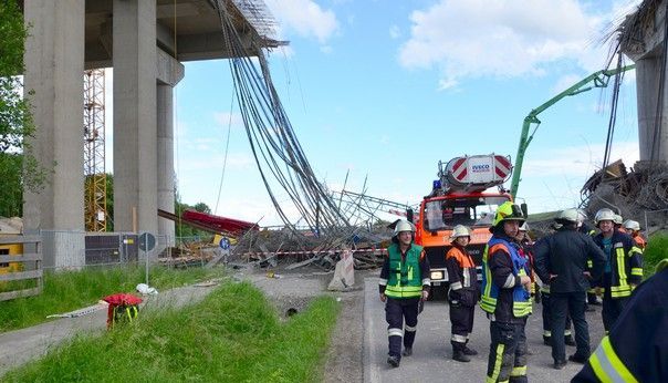 Un muncitor a murit, iar alţi şase au fost grav răniţi, după ce s-a prăbuşit un pod 2 podprabusit1.jpg
