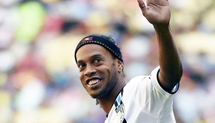 Un cunoscut fotbalist va juca alături de Jean-Claude van Damme 2 ronaldinho.jpg