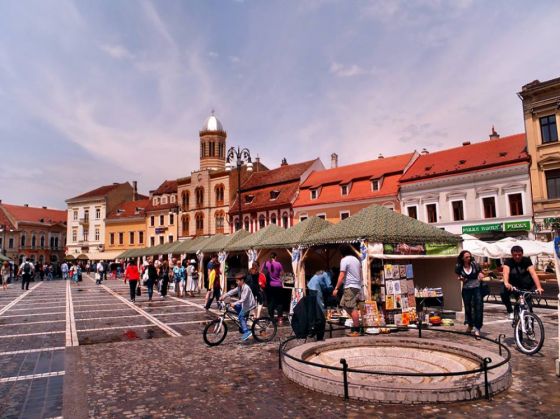 BRAȘOV. Meșteșugarii vă așteaptă în Piața Sfatului 2 targ mestesugari Piata sfatului1_214397.jpg