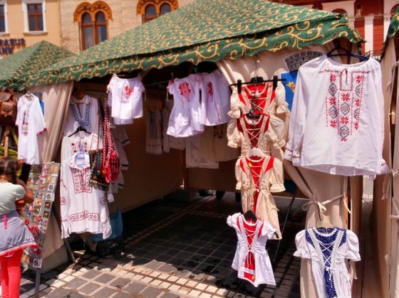 BRAȘOV. Meșteșugarii vă așteaptă în Piața Sfatului 4 targ mestesugari Piata sfatului2_214399.jpg