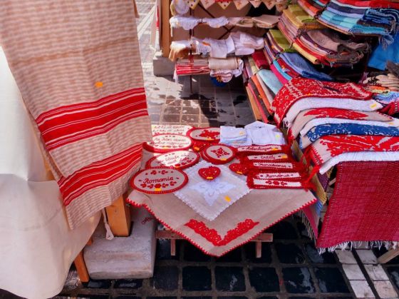 BRAȘOV. Meșteșugarii vă așteaptă în Piața Sfatului 3 targ mestesugari Piata sfatului3_214398.jpg