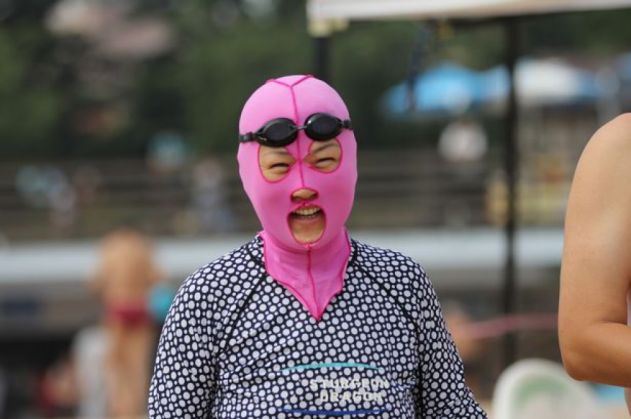 Ai purta așa ceva? Uite cum se face plajă în China! 2 A-Chinese-woman-wearing-a-facekini4_216439.jpg
