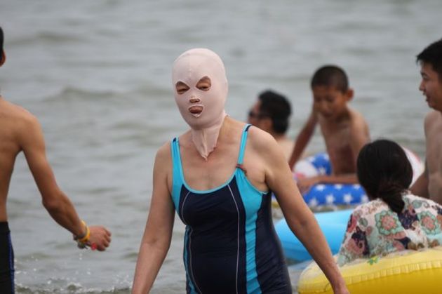 Ai purta așa ceva? Uite cum se face plajă în China! 4 A-Chinese-woman-wearing-a-facekini_216441.jpg
