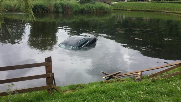 BRAŞOV. Cădere spectaculoasă cu maşina în Lacul Noua. GALERIE FOTO 3 IMG-20160719-WA002_217149.jpg