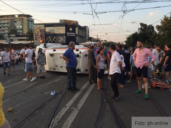 Cinci persoane au fost rănite în Prahova, în urma impactului dintre o ambulanţă şi un autoturism! (FOTO) 2 accident ambulanta_217622.jpg