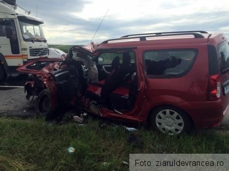 Şofer mort pe E 85, după impactul dintre autoturismul său şi o dubiţă (FOTO) 2 accidente852.jpg