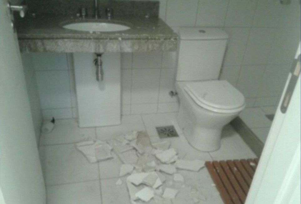 JO RIO 2016. Sportivii primiţi în dormitoare murdare, în care apa curge pe pereţi (GALERIE FOTO) 6 baie.jpg