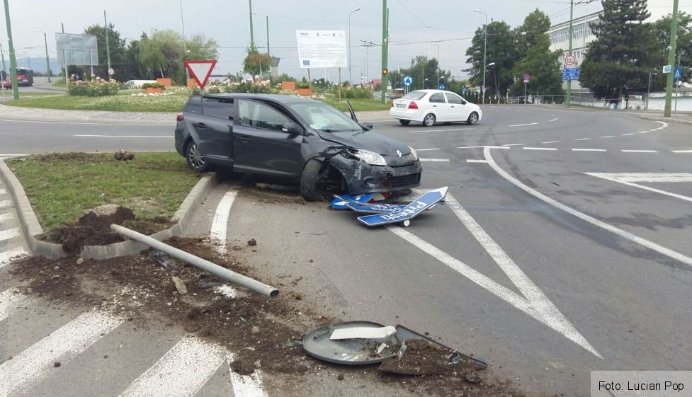 BRAȘOV. Accident! Două mașini s-au ciocnit! Foto 2 img-20160703-wa0001.jpg