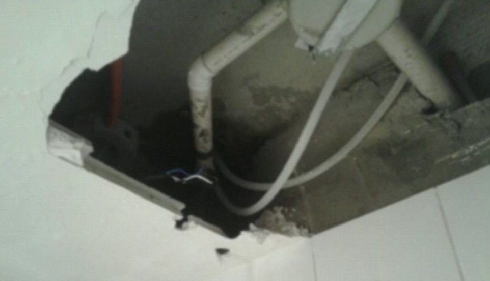 JO RIO 2016. Sportivii primiţi în dormitoare murdare, în care apa curge pe pereţi (GALERIE FOTO) 3 sat2.jpg