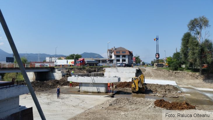 BRAŞOV. Se pun grinzile noului pod de la capătul străzii Zizinului (Galerie FOTO) 3 20160829_120042_220246.jpg