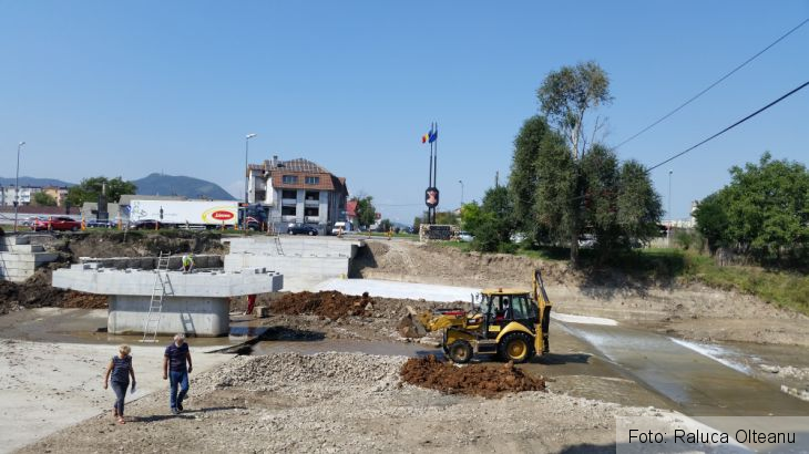 BRAŞOV. Se pun grinzile noului pod de la capătul străzii Zizinului (Galerie FOTO) 4 20160829_120106_220247.jpg