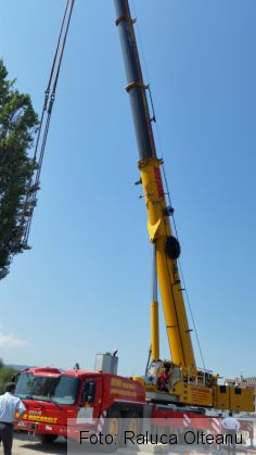 BRAŞOV. Se pun grinzile noului pod de la capătul străzii Zizinului (Galerie FOTO) 5 20160829_121151_220242.jpg