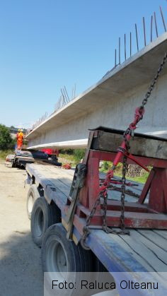 BRAŞOV. Se pun grinzile noului pod de la capătul străzii Zizinului (Galerie FOTO) 7 20160829_123337_220244.jpg