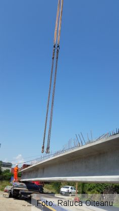 BRAŞOV. Se pun grinzile noului pod de la capătul străzii Zizinului (Galerie FOTO) 8 20160829_123412_220245.jpg