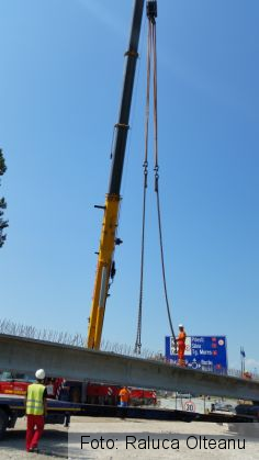 BRAŞOV. Se pun grinzile noului pod de la capătul străzii Zizinului (Galerie FOTO) 6 20160829_123538_220243.jpg