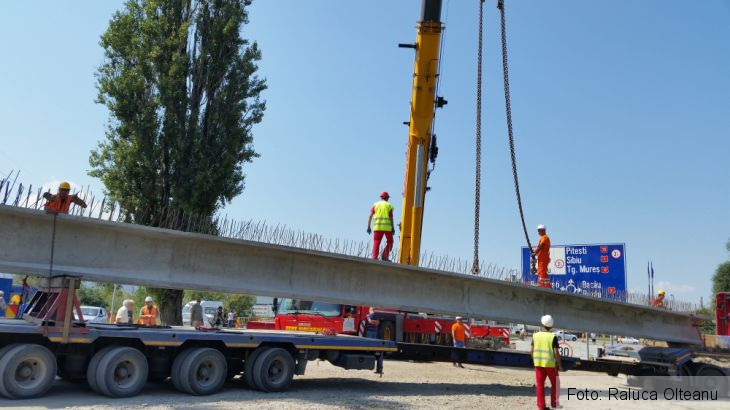 BRAŞOV. Se pun grinzile noului pod de la capătul străzii Zizinului (Galerie FOTO) 2 20160829_123545_220250.jpg