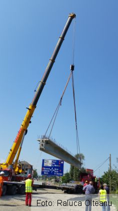 BRAŞOV. Se pun grinzile noului pod de la capătul străzii Zizinului (Galerie FOTO) 9 20160829_124840_220248.jpg