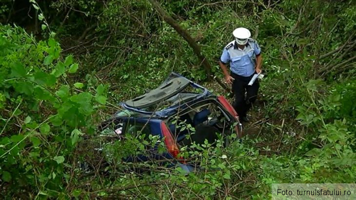 Cei doi tineri găsiţi morţi pe un câmp de lângă DN 1 se întorceau de la mare (FOTO) 2 accident camp sibiu_219008.jpg