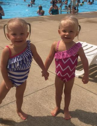 identical-twins-born-holding-hands-jenna-jillian-sarah-thist