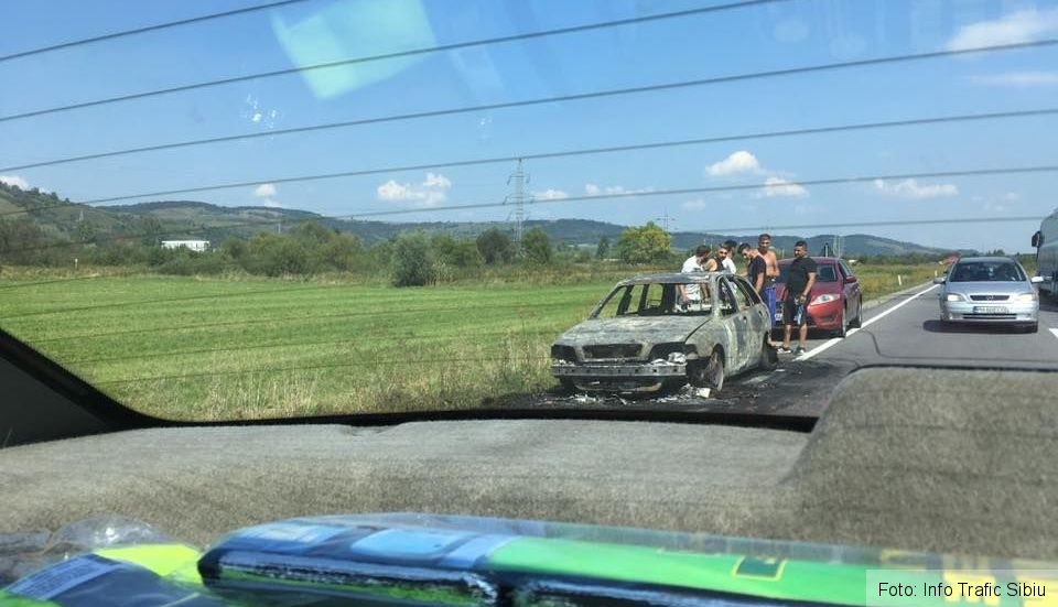 BRAȘOV. Ce a rămas din mașina care a luat foc între Olteț și Viștea de Jos (FOTO) 2 masinafoc_4.jpg
