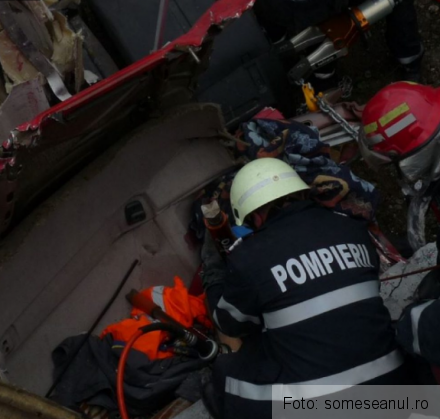 Un şofer de TIR a murit după ce s-a izbit cu autotrenul de un imobil aflat în construcţie (FOTO) 2 mort tir_219302.png