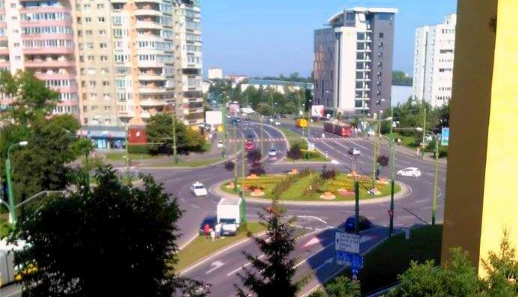 Brașov. Accident în sensul giratoriu! Un camion și un autoturism, pe spațiul verde! 2 vlahuta2.png