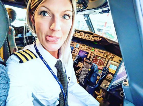 woman-pilot-yoga-maria-pettersson11_218586.jpg