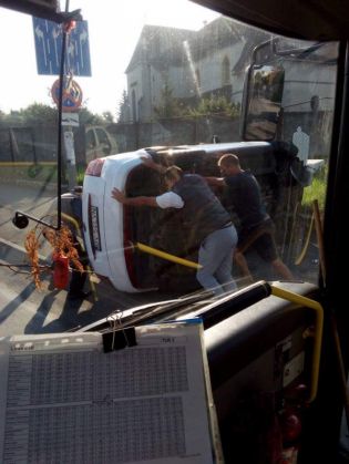 Brașov. Cascadorie în Bartolomeu. Un taxi a ajuns pe trotuar cu roțile în sus! (Galerie Foto) 2 14224803_1161728817220785_7240785094622779577_n_221017.jpg