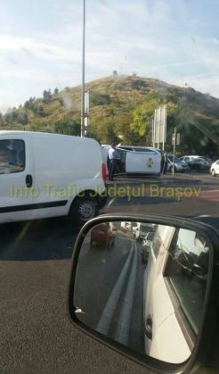 Brașov. Cascadorie în Bartolomeu. Un taxi a ajuns pe trotuar cu roțile în sus! (Galerie Foto) 3 14258139_975549342570539_3755052240208141563_o_221018.jpg