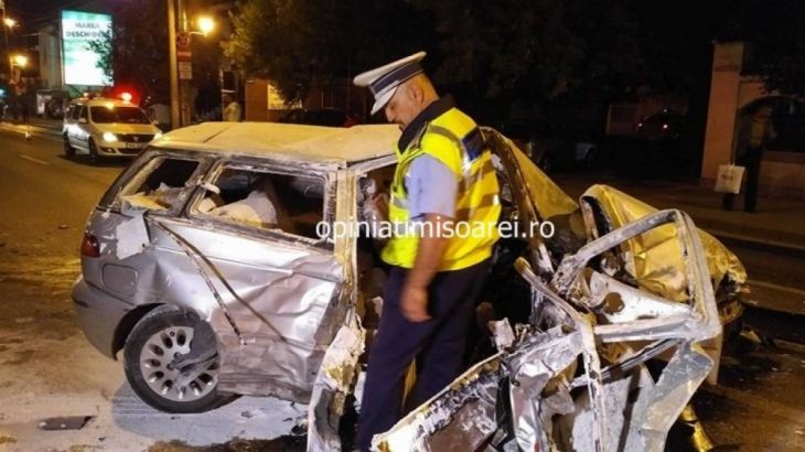 Un şofer a fugit de la locul accidentului, după ce a observat că pasagera din dreapta sa murise (FOTO) 2 accident timisoara 2_221393.jpg