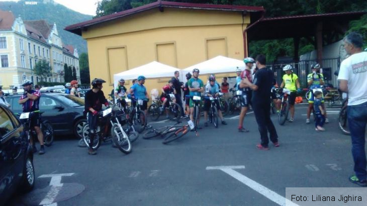 BRAȘOV. Concurs de mountain bike la ceas de seară 2 biciclisti_221880.jpg