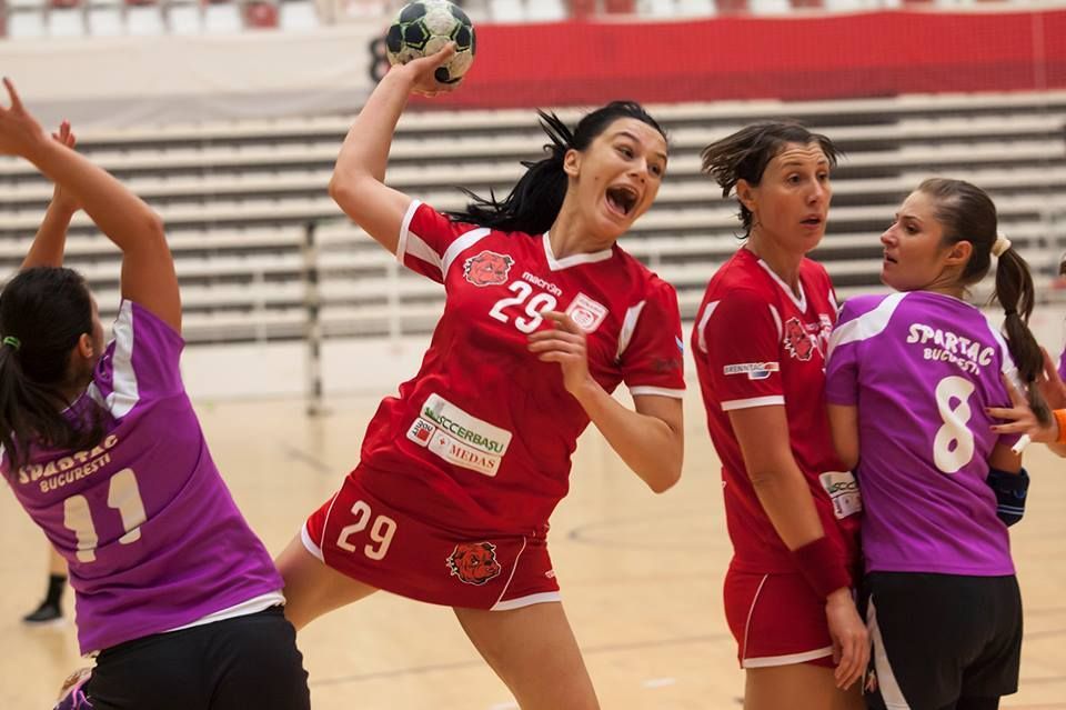 COOL. Handbalistele de la Dinamo, cu FUSTIȚE!!! Galerie foto... 3 dinamo1_2.jpg