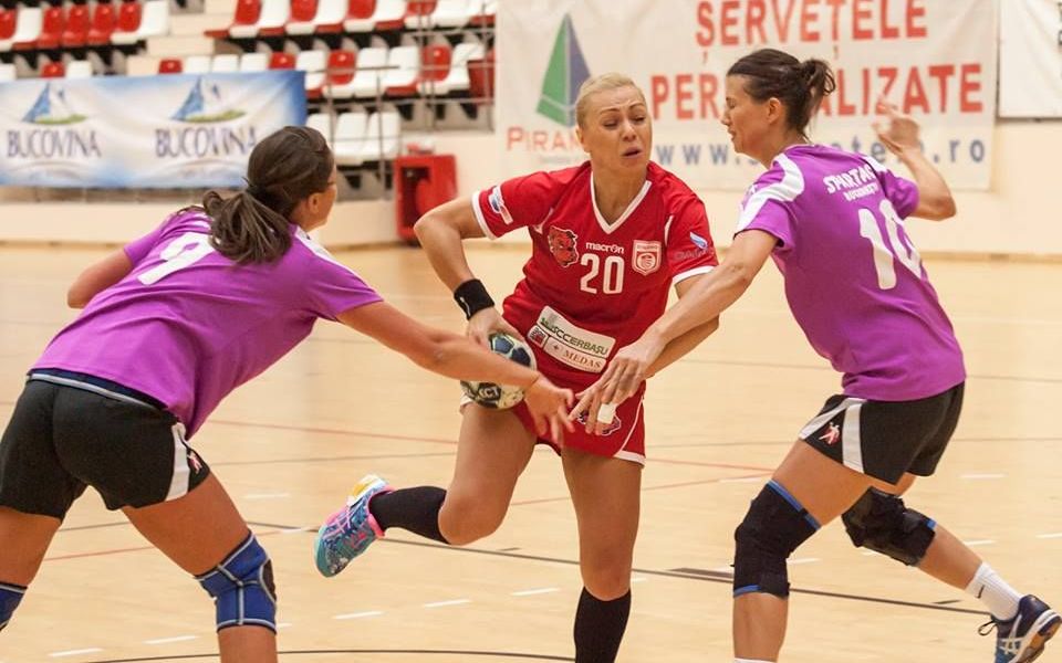 COOL. Handbalistele de la Dinamo, cu FUSTIȚE!!! Galerie foto... 4 dinamo3.jpg