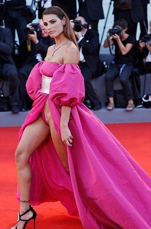 Cu zonele intime la vedere pe covorul roşu (FOTO) 2 model1_2.jpg