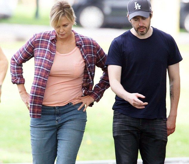 Actriţa Charlize Theron s-a îngrăşat cu 15 kilograme (FOTO) 2 theron.jpg