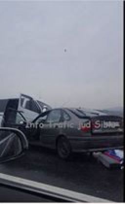 Un microbuz de transport persoane, implicat într-un accident grav pe DN 1 (FOTO) 2 accident miercurea sibiului 2_222896.jpg