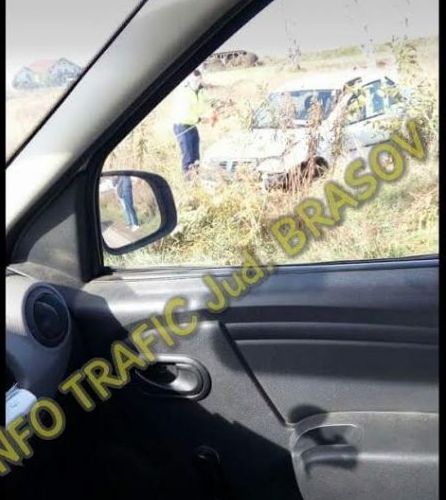 Update. BRAŞOV. Depăşire periculoasă! O maşină s-a răsturnat în afara şoselei, între Sânpetru şi Braşov (FOTO) 3 accidentsanpetru2.jpg