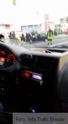 BRAȘOV. A intrat cu mașina într-un stâlp de pe strada Hărmanului, dărâmându-l (FOTO) 2 masina stalp 3_223578.jpg